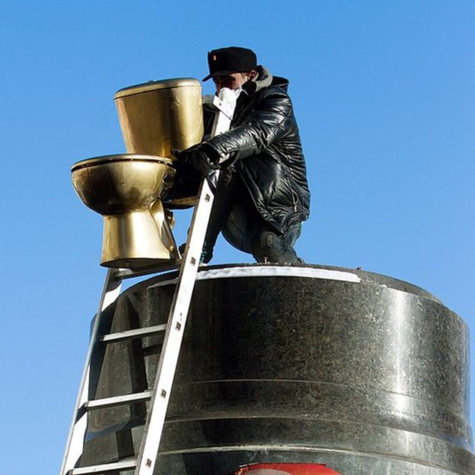 2014年在首都基輔，學生們在被搗毀的列寧雕像底座上安放了一個金色馬桶。據傳，亞努克維奇總統的家裏就有一個類似的馬桶。